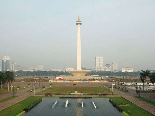 Wah, Bersihkan Kotoran Tugu Monas Harus Gunakan Air Mendidih!